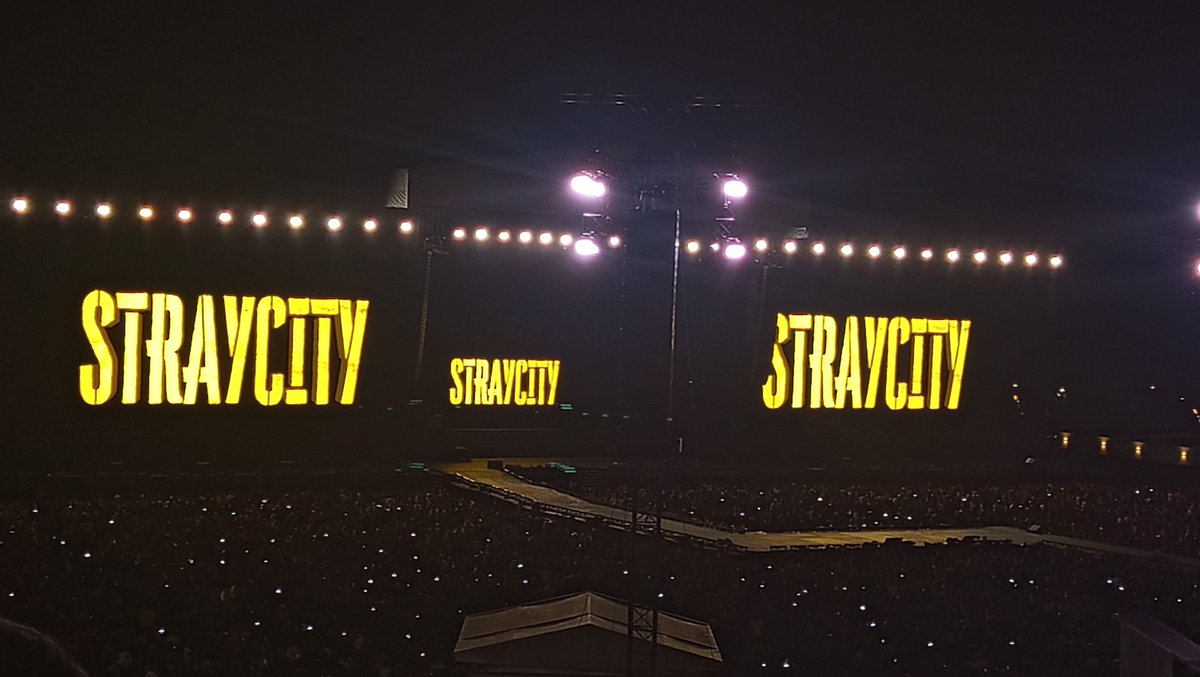 hjnnflx's tweet photo. Ayer fue un día increíble, logramos ver a los chicos en su camioneta, el festival estuvo de madres, grabé por fin MIROH y lo mejor fue que cantaron Blueprint después de mucho tiempo
Me quedé sin voz pero valió totalmente la pena jajajaj https://t.co/2wy49Eymy1