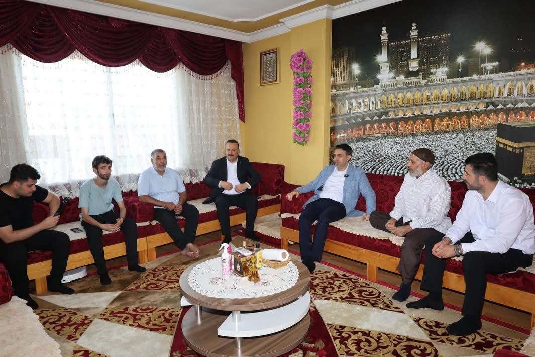 ferdi_cokkeser's tweet photo. 📍 Çukurova Mahallesi 

✅ Üye Ziyareti

13 ilçe Teşkilatımızla birlikte eş zamanlı olarak gerçekleştirdiğimiz üye ziyaretleri kapsamında; AK Parti Mersin İl Başkanımız Sayın Adem Aldemir, İl Yönetim Kurulu Üyelerimiz ve İlçe Teşkilatımızla birlikte kıymetli üyemiz Sayın Abdulkerim Er’i ve ailesini ziyaret ettik.

Ziyaretimizde Cumhurbaşkanımız Sayın Recep Tayyip Erdoğan’ın selam ve muhabbetlerini ileterek hasbihal ettik. Talep ve görüşlerini dinledik.

AK Parti olarak milletimizle gönül bağımızı güçlendirmeye, vatandaşlarımızın yanında olmaya ve her daim sahada olmaya devam edeceğiz.

#AKParti #Mersin #Toroslar #ÜyeZiyareti #BizBüyükBirAileyiz