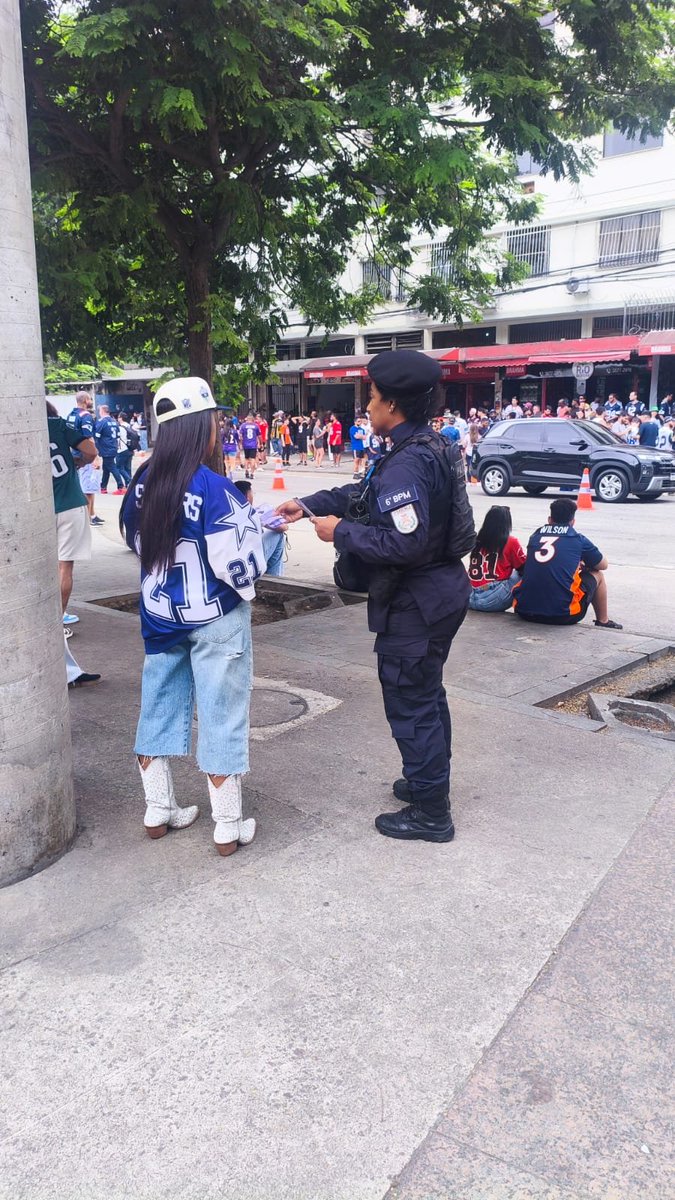 PMERJ's tweet photo. 💜 CONSCIENTIZAÇÃO E ACOLHIMENTO | #PMERJ NO MARACANÃ
Policiais da #PatrulhaMariadaPenha do #6BPM realizam, neste domingo (27), uma ação de conscientização e acolhimento nos principais acessos ao Maracanã. (+) ⤵️
#ServireProteger #PatrulhaMariadaPenha #PMERJ #6BPM #NFL https://t.co/weikHqlyF5