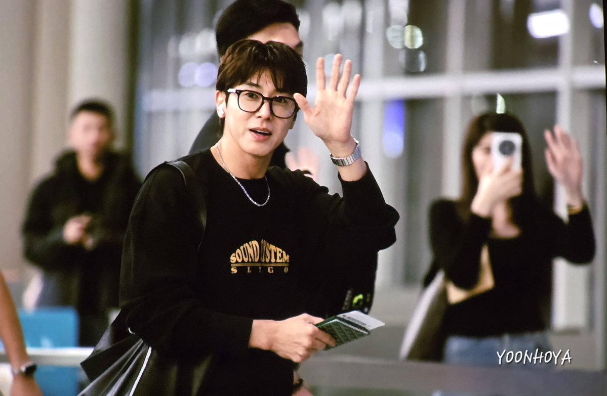 YOONHOYA_COM's tweet photo. 260927 홍콩국제공항 출발

#유노윤호 #정윤호 #UKNOW #TVXQ! https://t.co/hyoBVBSocR