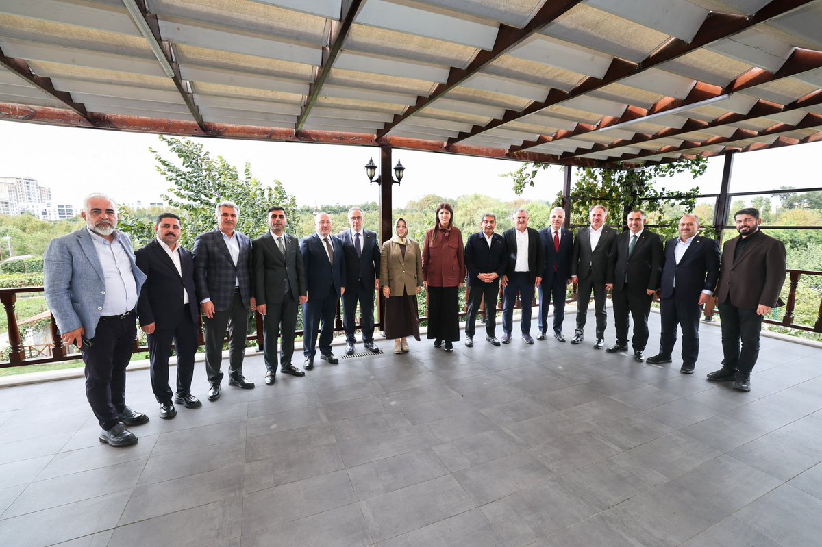 EmrullahErkus's tweet photo. Türkiye Yüzyılı Buluşmaları İstanbul programı kapsamında bugün Esenler

Gençlik ve Spor Bakanımız Sayın @OA_BAK, milletvekillerimiz @deryaayaydin34 ve @Malikurt14, MKYK üyelerimiz @CengizTokmak, @MirKarahan ve @huluay, İl Yönetim Kurulu Üyemiz @avyavuzaksoy , Belediye Başkanımız Mehmet Tevfik Göksu ve teşkilatımızla birlikteyiz.

Esenler’imiz ve ülkemiz için aynı inanç ve kararlılıkla çalışmayı sürdürüyoruz.