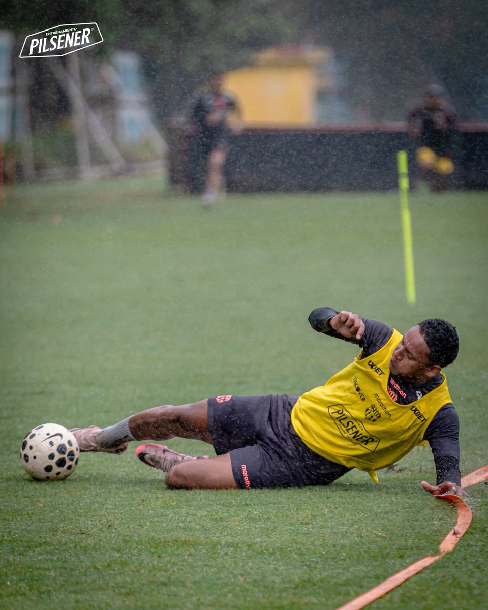 BarcelonaSC's tweet photo. ¡Con todo, Barcelona! ⚽️🌧️

#VamosIdolo | #EntrenamientoPilsener https://t.co/o5kispcrsh