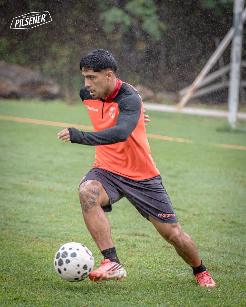 BarcelonaSC's tweet photo. ¡Con todo, Barcelona! ⚽️🌧️

#VamosIdolo | #EntrenamientoPilsener https://t.co/o5kispcrsh