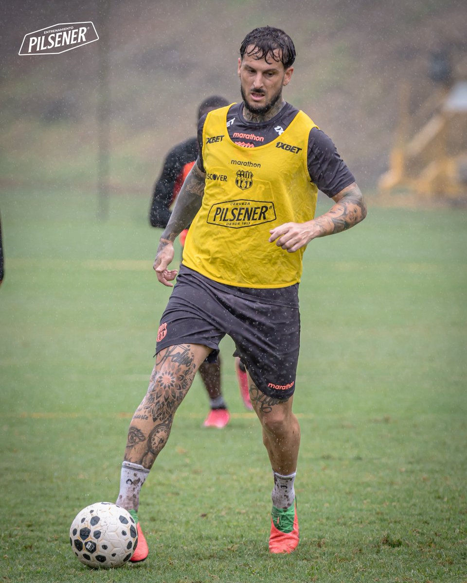 BarcelonaSC's tweet photo. ¡Con todo, Barcelona! ⚽️🌧️

#VamosIdolo | #EntrenamientoPilsener https://t.co/o5kispcrsh