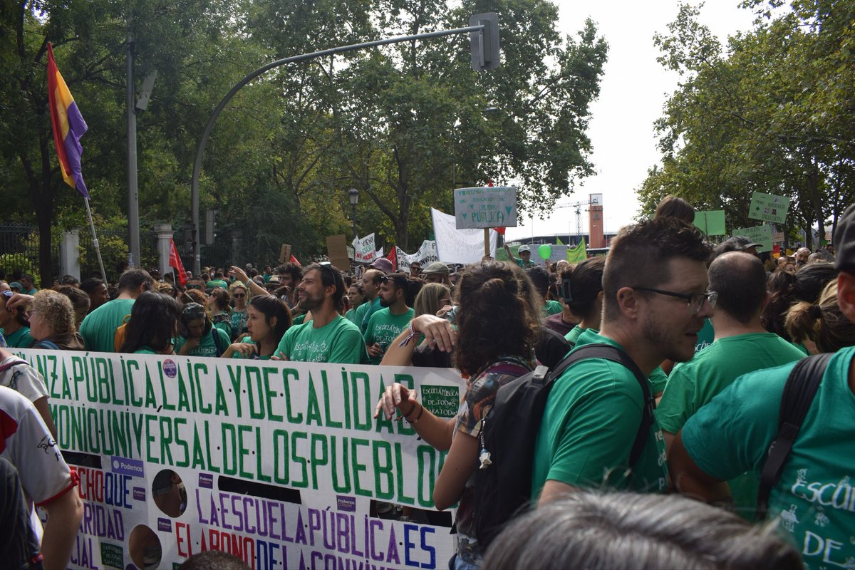 alba_leo's tweet photo. Hoy la clase la damos en la calle. Educación Pública 💚 https://t.co/D4UNyLS9Bl