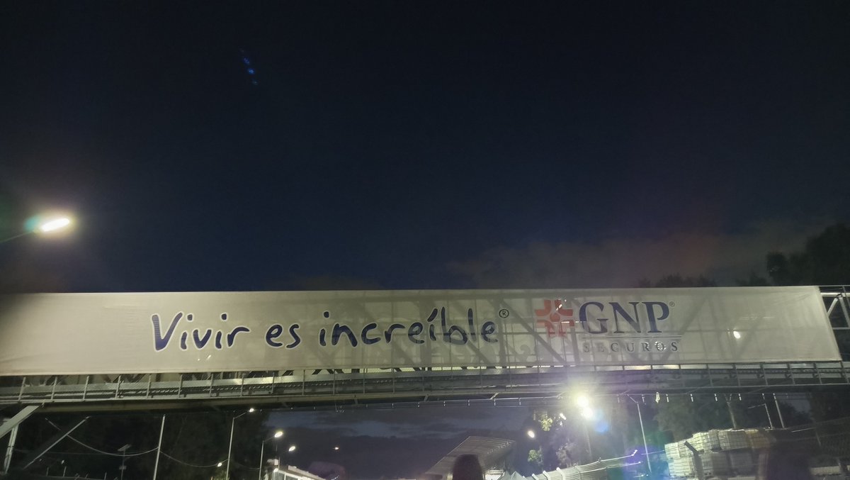 hjnnflx's tweet photo. Ayer fue un día increíble, logramos ver a los chicos en su camioneta, el festival estuvo de madres, grabé por fin MIROH y lo mejor fue que cantaron Blueprint después de mucho tiempo
Me quedé sin voz pero valió totalmente la pena jajajaj https://t.co/2wy49Eymy1