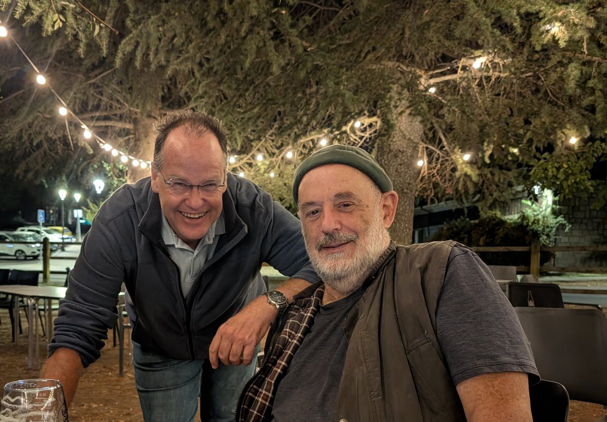 EduVinuales's tweet photo. Fin de semana estupendo en La Granja de San Ildefonso durante la Feria de ecoturismo NaturCyL, en compañía de grandes amigos y sabios del medio ambiente y de la naturaleza como Carlos de Hita, Joaquín Araújo o Fernando Valladares, y de los compañeros del sarand Turismo de Aragón. https://t.co/Lv0c2IVti8