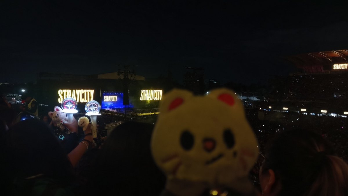 hjnnflx's tweet photo. Ayer fue un día increíble, logramos ver a los chicos en su camioneta, el festival estuvo de madres, grabé por fin MIROH y lo mejor fue que cantaron Blueprint después de mucho tiempo
Me quedé sin voz pero valió totalmente la pena jajajaj https://t.co/2wy49Eymy1