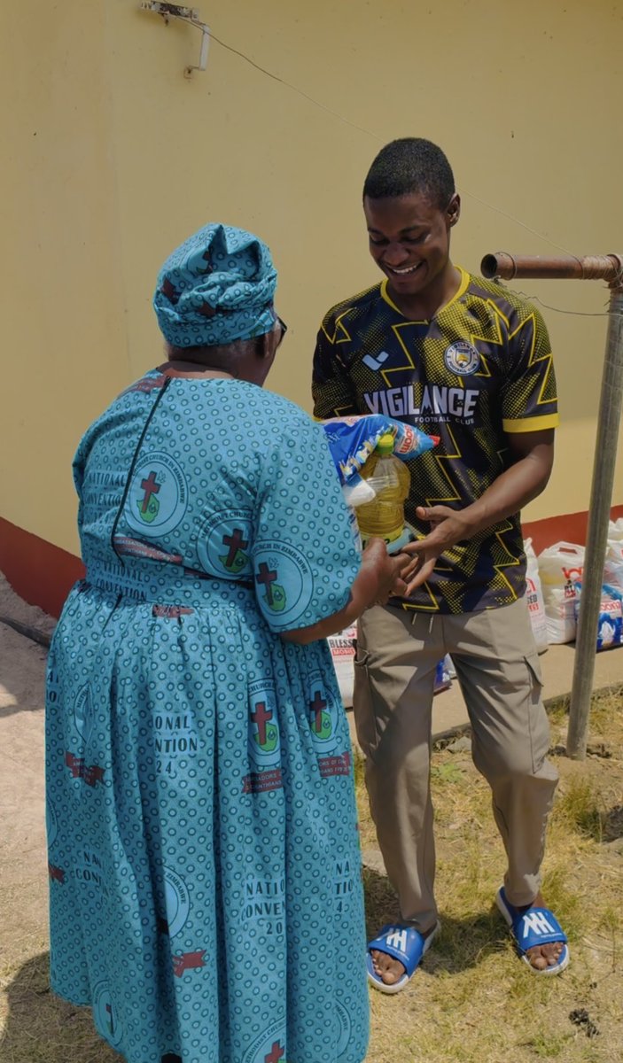 blessedmobiles's tweet photo. Privilege 🙏🏼

As part of my birthday (28 Sept), we blessed our elders at Methodist Church In Zimbabwe, Mufakose Circuit with grocery hampers.

Their smiles said it all ❤️ https://t.co/BAiCOVEkZ8