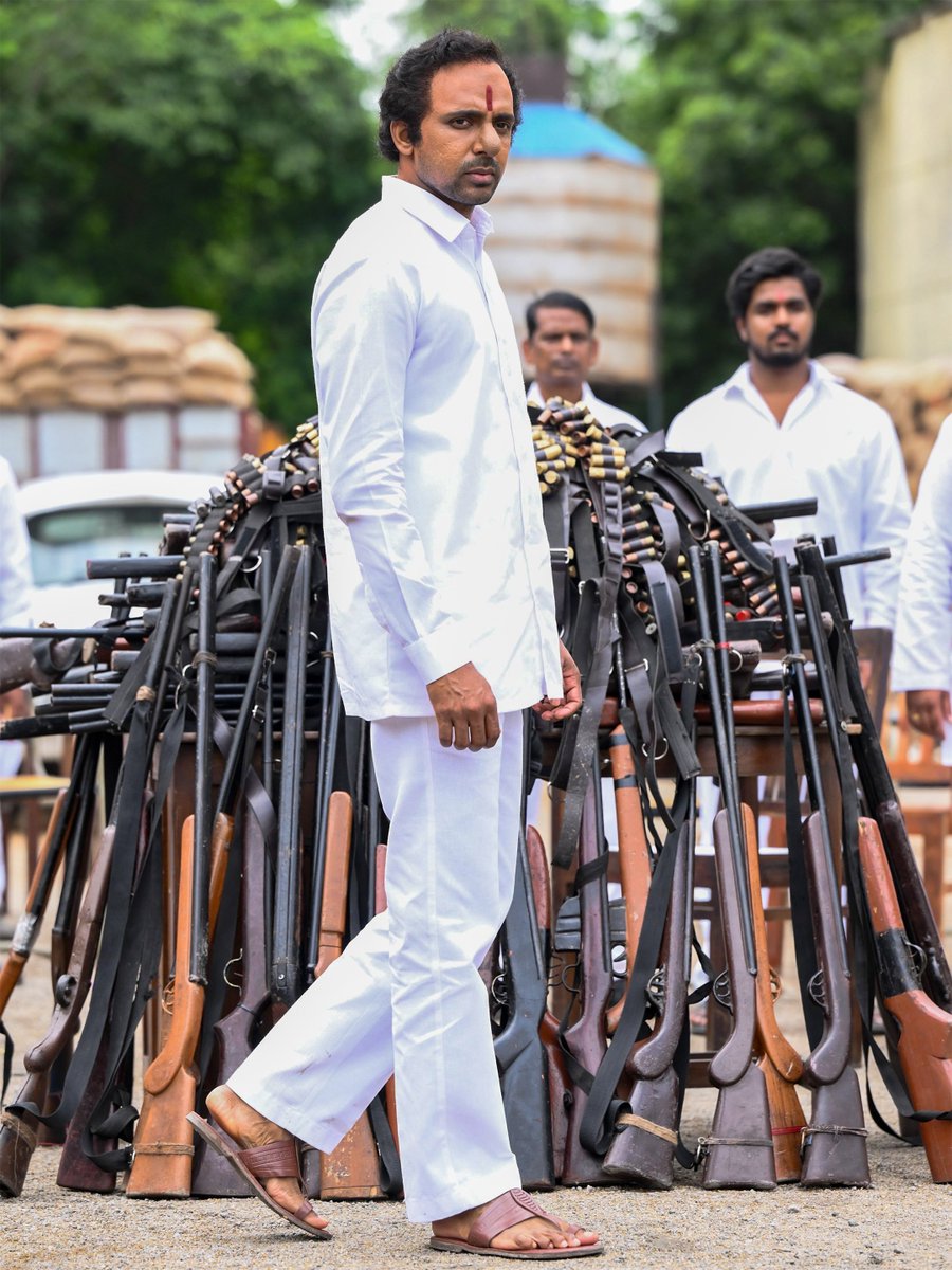 TheParadiseOffl's tweet photo. చావు నోట్లో తల పెట్టయినా…మీకు గుర్తింపు తెస్తా!!✊✊💥💥

@Preyadarshe anna ♥️

#TheParadise In Cinemas Now https://t.co/CWxbumJVmm