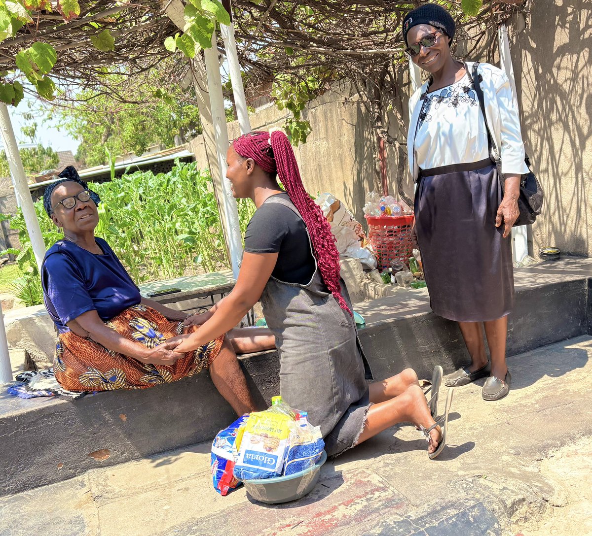 blessedmobiles's tweet photo. Privilege 🙏🏼

As part of my birthday (28 Sept), we blessed our elders at Methodist Church In Zimbabwe, Mufakose Circuit with grocery hampers.

Their smiles said it all ❤️ https://t.co/BAiCOVEkZ8