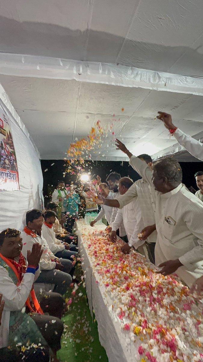 DrPRChoudhary's tweet photo. सेवा संकल्प अभियान के अंतर्गत वाराणसी से बड़नगर की यात्रा पर निकले बाइक राइडर्स का आज सुल्तानपुर से होते हुए सांची विधानसभा के ग्राम खंडेरा पहुंचने पर आत्मीय स्वागत एवं अभिनंदन किया।

इस अवसर पर राइडर्स के साथ माँ छोले वाली के दर्शन कर क्षेत्र की सुख-समृद्धि और सभी की मंगलमय यात्रा की कामना की। सेवा का संकल्प लेकर निकले इन राइडर्स का उत्साह प्रेरणादायी है।
#SevaSankalpAbhiyan #सेवा_संकल्प_अभियान