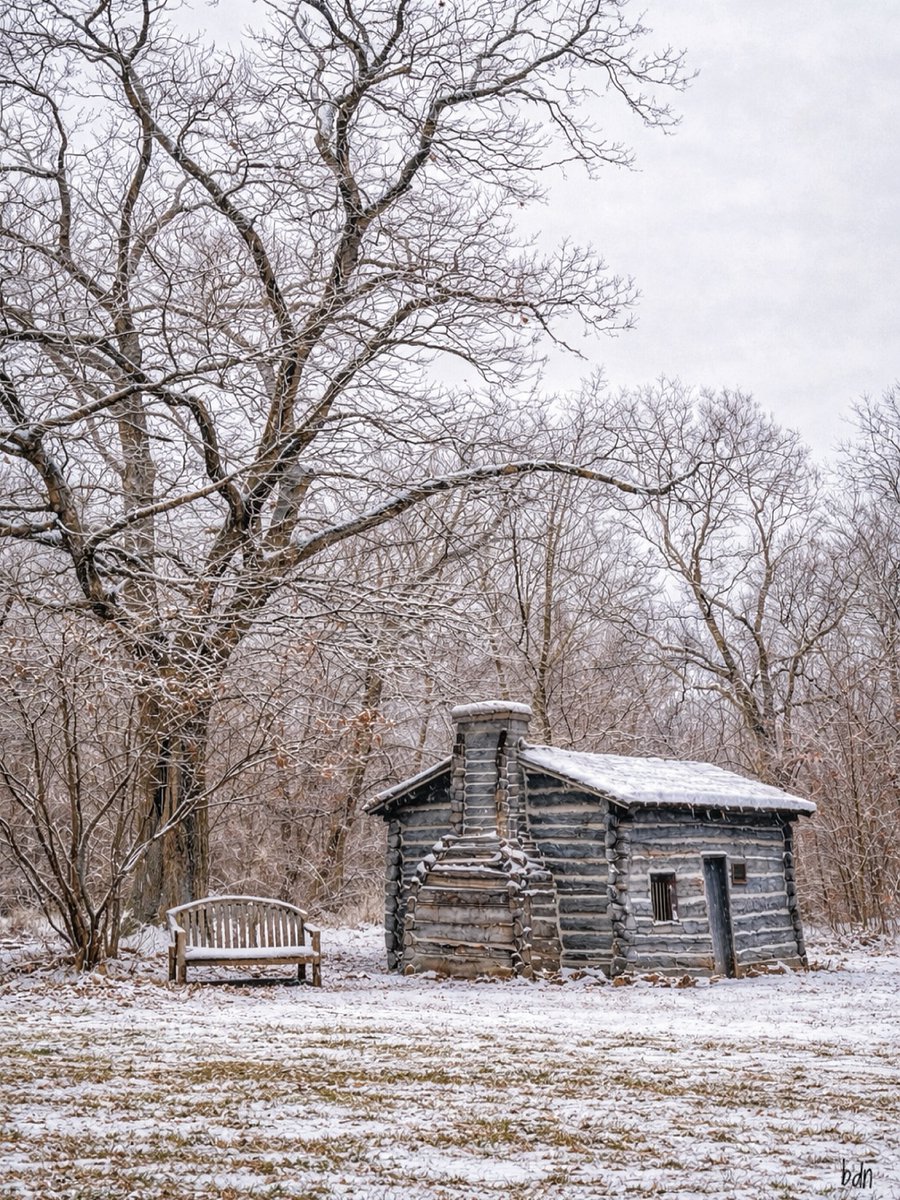 StephanieMo281's tweet photo. The Lincoln Log Cabin Replica was built in 1917 by Lincoln Life Insurance Company and dedicated in 1920. An architect was commissioned to ensure it faithfully matched Lincoln’s original birthplace cabin in Hodgenville, Kentucky. https://t.co/1j2XA4FO2h