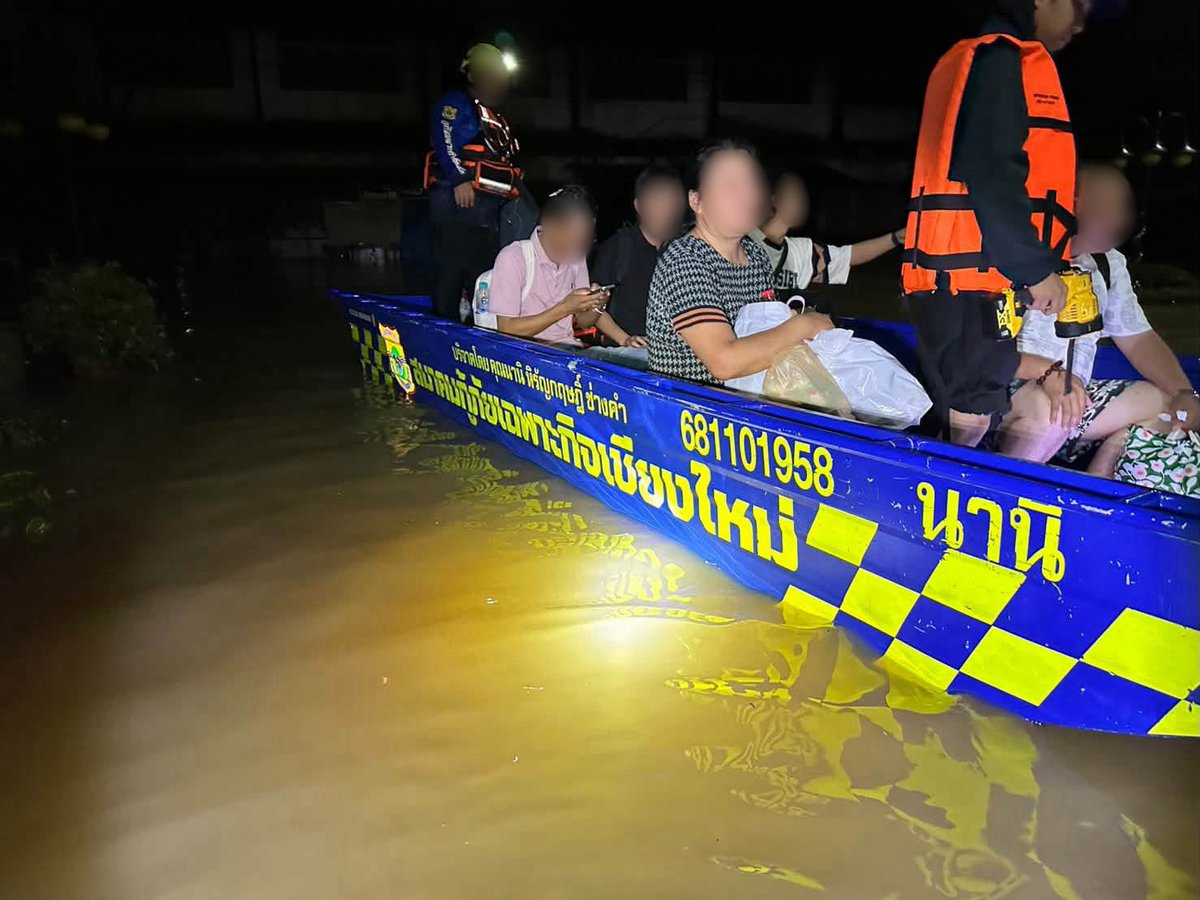 gemijuniii's tweet photo. ทีมสมาคมกู้ภัยเฉพาะกิจเชียงใหม่ นำเรือนานิลงพื้นที่ปฏิบัติหน้าที่กันถึงดึกเลย วันนี้ก็ลงพื้นที่ช่วยเหลือผู้ประสบอุทกภัยถึง 2 จังหวัด ขอส่งกำลังใจให้พี่ ๆ ทุกคน ขอให้ภารกิจราบรื่นและปลอดภัยนะคะ 🤍🙏🏻

#hirunkit_ https://t.co/9Er0xENDNG