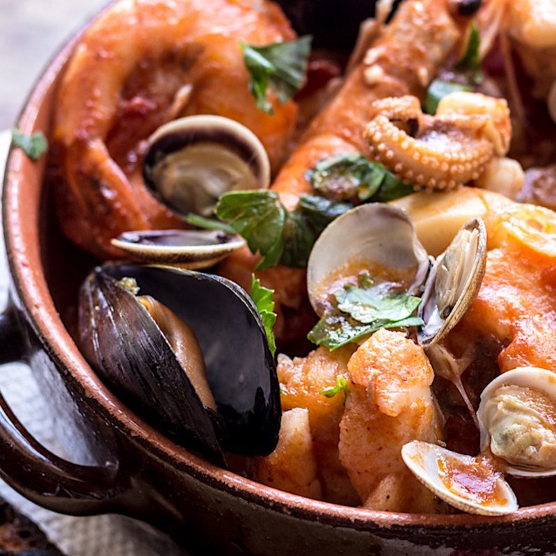 metstoiatable's tweet photo. recette de la Cacciucco
soupe de pêcheur toscane ⠀
#recette
https://t.co/yty6MGpLDx
soupe généreuse de poissons de roche, poulpe, seiche et moules dans une sauce tomate relevée au vin rouge
pour 4 pers
Préparation 45 min
Cuisson 1 h
#soupe #italie #poisson #gastronomie https://t.co/gIFSgJMiWx