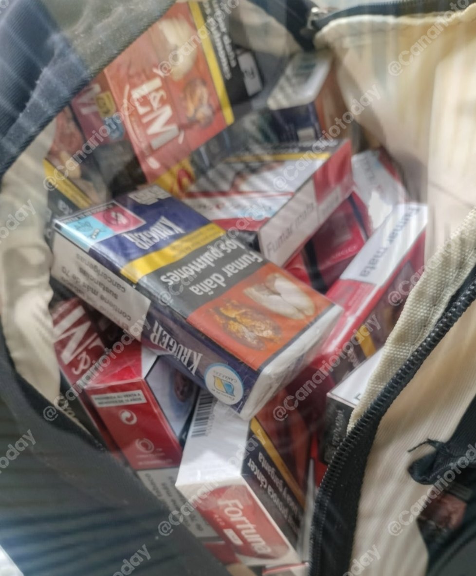 CanarioToday's tweet photo. 🚨 #EXCLUSIVA | La ONG Accem, que gestiona con dinero público el centro de inmigrantes ilegales de Las Raíces (#Tenerire), permite la entrada de una mochila cargada de tabaco para el contrabando.

Pese a los avisos de los miembros de seguridad, permitieron que accediera.

¿Favores a cambio de relaciones íntimas  con parte de su personal? Esa es la cuestión...