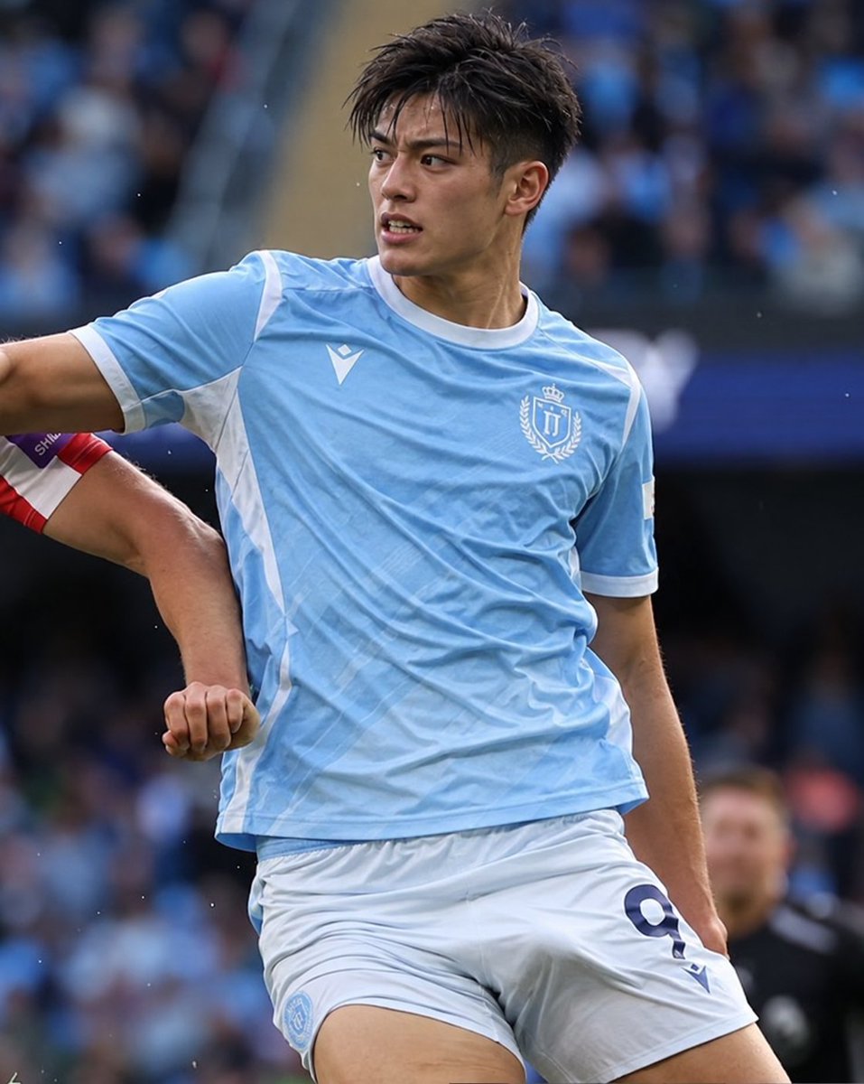 JapaneseAIGuys's tweet photo. ボールを競り合うイケメンサッカー部男子
#AI男子 https://t.co/dfeerusnEw