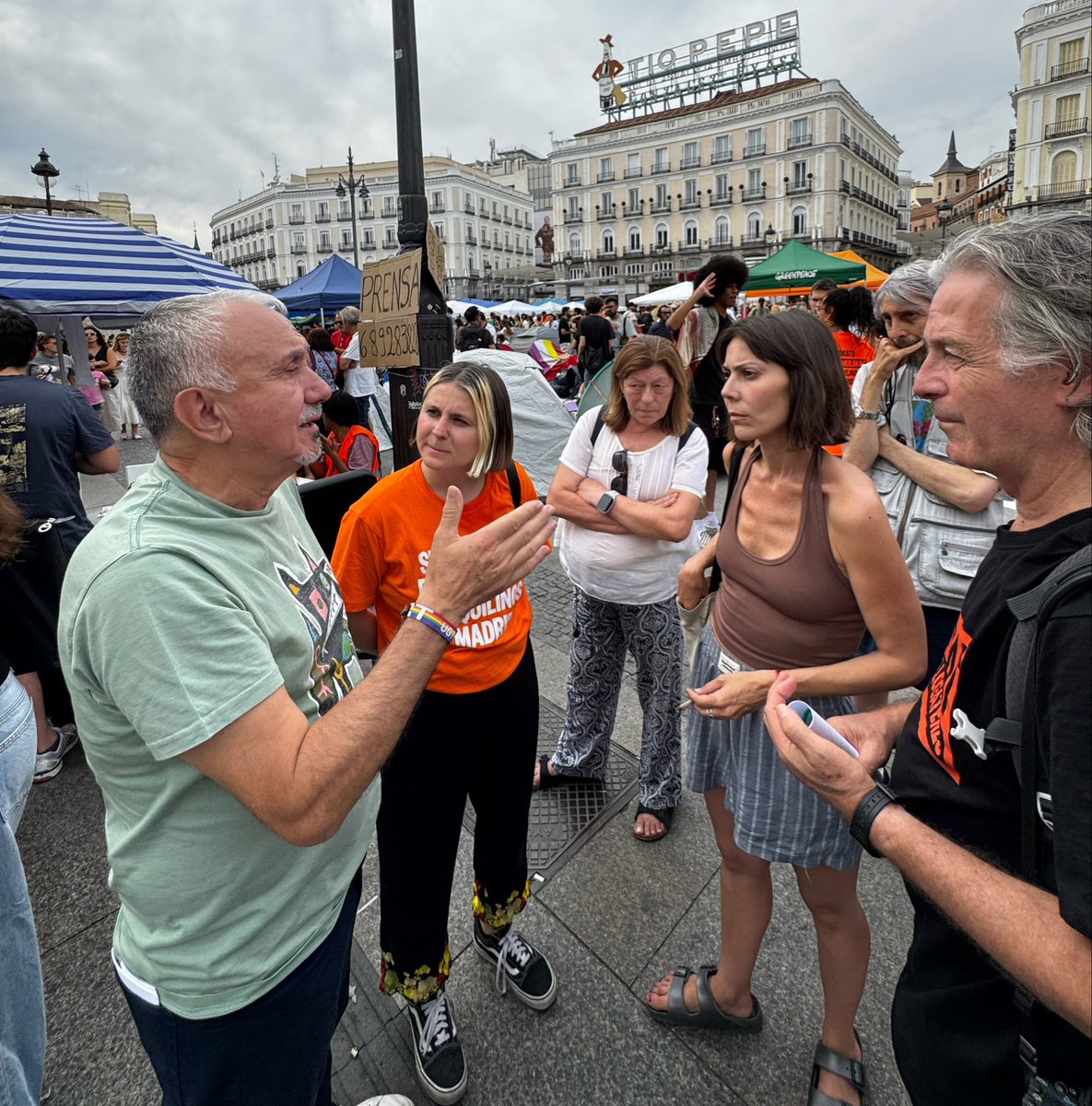 SG_UGT's tweet photo. Hoy he podido ver a las portavoces del Sindicato de Inquilinas que acampan en Sol, exigiendo al Gobierno que tramite el martes el Decreto Maricarmen.

UGT está en la movilización y apoyamos los 5 puntos para que el Decreto les dé solución 👇🏿

https://t.co/8xYO2STrpL https://t.co/L6XqViMDbw
