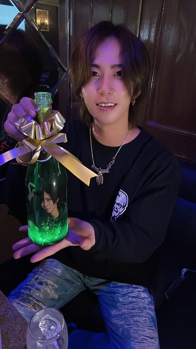 TT19831018's tweet photo. barおいなり🐷

今月は当店の顔面担当が誕生日でしたー🎂✨
おじさんの世界へようこそ😏

この日は偶然Tシャツ色違い（笑）

後祝いも受け付けているそうなので
ぜひご来店よろしくお願いします🙇🍺🍷🍾
#誕生日
#オリシャン
#イケメン
#後祝い https://t.co/XVFu1OLPLE