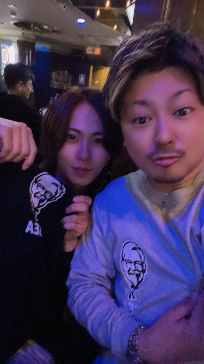 TT19831018's tweet photo. barおいなり🐷

今月は当店の顔面担当が誕生日でしたー🎂✨
おじさんの世界へようこそ😏

この日は偶然Tシャツ色違い（笑）

後祝いも受け付けているそうなので
ぜひご来店よろしくお願いします🙇🍺🍷🍾
#誕生日
#オリシャン
#イケメン
#後祝い https://t.co/XVFu1OLPLE