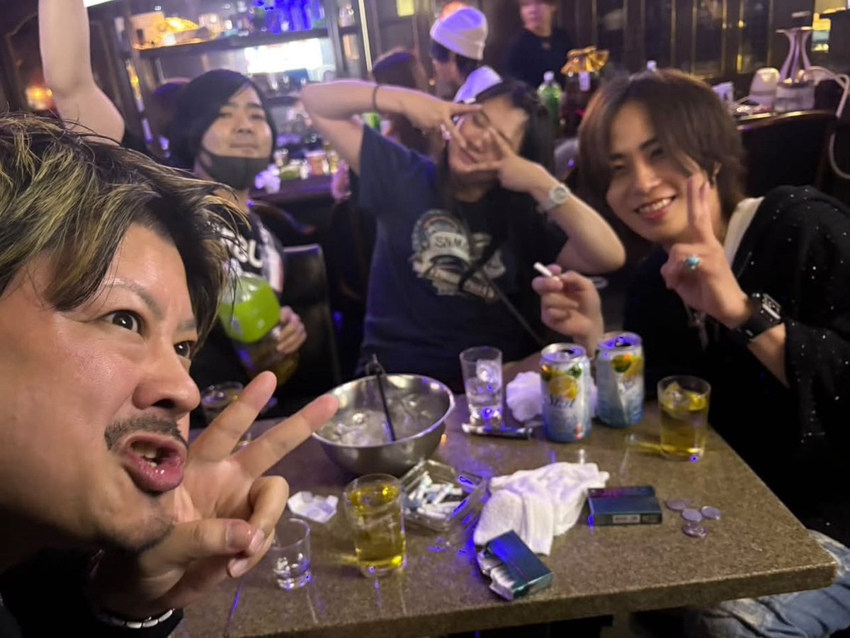 TT19831018's tweet photo. barおいなり🐷

今月は当店の顔面担当が誕生日でしたー🎂✨
おじさんの世界へようこそ😏

この日は偶然Tシャツ色違い（笑）

後祝いも受け付けているそうなので
ぜひご来店よろしくお願いします🙇🍺🍷🍾
#誕生日
#オリシャン
#イケメン
#後祝い https://t.co/XVFu1OLPLE