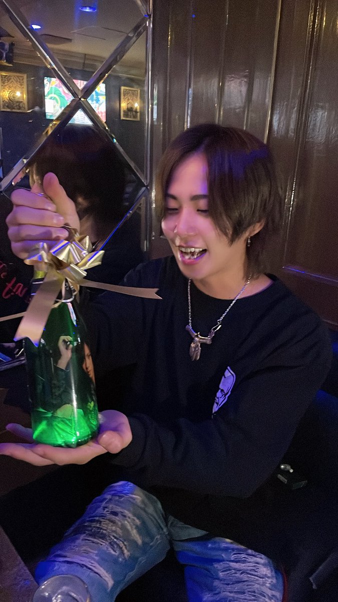 TT19831018's tweet photo. barおいなり🐷

今月は当店の顔面担当が誕生日でしたー🎂✨
おじさんの世界へようこそ😏

この日は偶然Tシャツ色違い（笑）

後祝いも受け付けているそうなので
ぜひご来店よろしくお願いします🙇🍺🍷🍾
#誕生日
#オリシャン
#イケメン
#後祝い https://t.co/XVFu1OLPLE