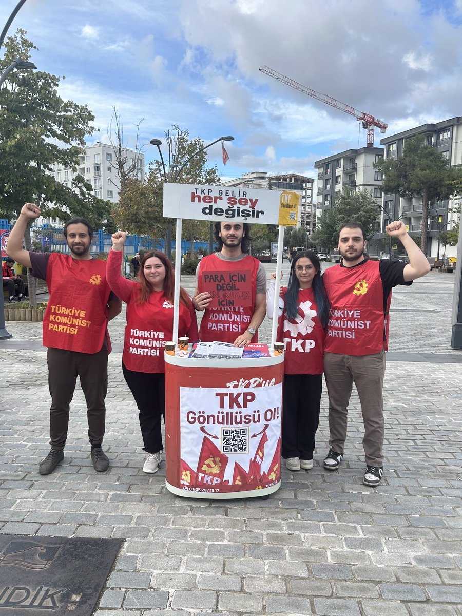 tkpkurtkoy's tweet photo. Kurtköy Meydanı’nda bir kez daha ilan ettik: Bu düzen böyle sürmeyecek!
Patronlar servetine servet katarken emekçiler ve emekliler insanca yaşam hakkından mahrum bırakılıyor. Yıllarca döktüğümüz alın terinin karşılığı; açlık, yetersiz beslenme, barınma sorunu ve güvencesiz+ https://t.co/qt7cyzFS6H