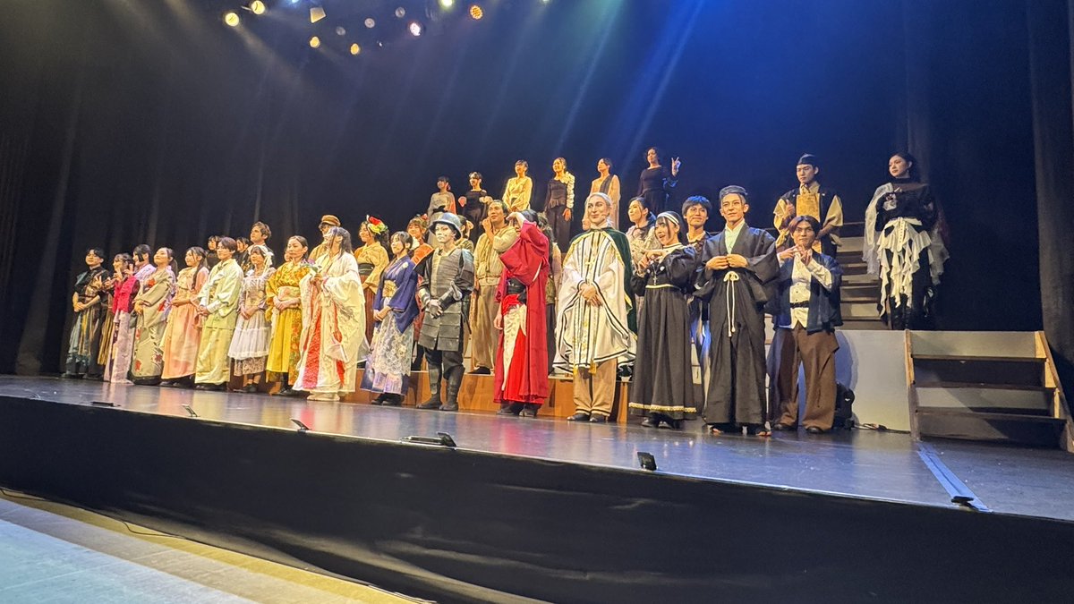 omizu_abuddy_25's tweet photo. #舞台ガラシャ
ミュージカル『ガラシャ』
ー天正十年のアキメネスー
2026/9/26～27
ABCホール

ダンサーでご出演された涼羽葵さん(@ryo630aoi)に誘ってもらって、大千穐楽を観劇してきました。

本能寺の変で謀反を企てたとされる明智光秀
その謀反人の娘として、山奥に幽閉される事となった『玉』が父の冤罪を信じて強大な敵へと立ち向かう物語

実は2週間前に東京で、「ミュージカル信長〜朧炎ノ刻」という信長が本能寺の変で命を落とすまでのストーリーとなる舞台を観たばかりだったので、今回のこの舞台、冒頭から感情移入しまくりでした。この作品が本能寺の変以降の明智光秀側に光を当てた作品だったため、全然違う舞台ながらも、勝手に繋がりを感じずにはいられなかったです。

玉の人を想い慈しむ気持ちを目の当たりにして、改めて人を想うことの素敵さを感じさせてくれました。

そして感動と涙を誘う物語だけではなく、エンターテイメント性もしっかりとある舞台で、歌にダンスにアクションに殺陣にそして笑いにと、この世界に引き込まれて見ているうちにあっという間に2時間半が過ぎていきました。

どんな作品でもそうだと思いますが、やはり一つの舞台を作り上げるために、演者の皆様、スタッフの皆様、関係各所の皆様が心を一つにして全力で舞台を作り上げてくれたからこそ、こんなにも心に残る舞台になったのだと思います。
素敵な世界にいざなってくれて本当にありがとうございました。

舞台見ると素敵なキャラクター、演者さん見つけちゃいますよね😂
思わずブロマイドをお迎えしちゃいました♪