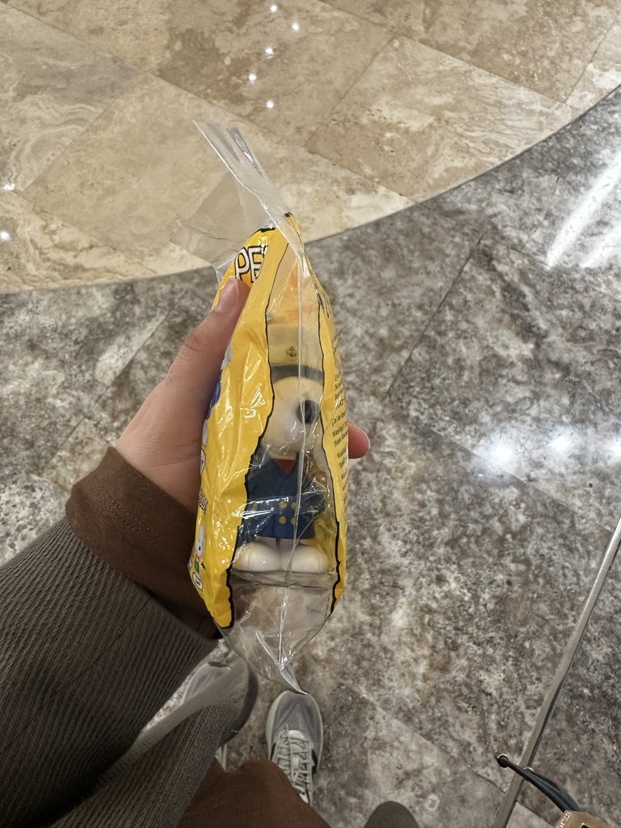 theyilmaaz's tweet photo. bir beyfendiye(5 yaş) oyuncak kaptanı bana vermesi karşılığında yemek ısmarladım🌝 https://t.co/JJmX2R8Yyc