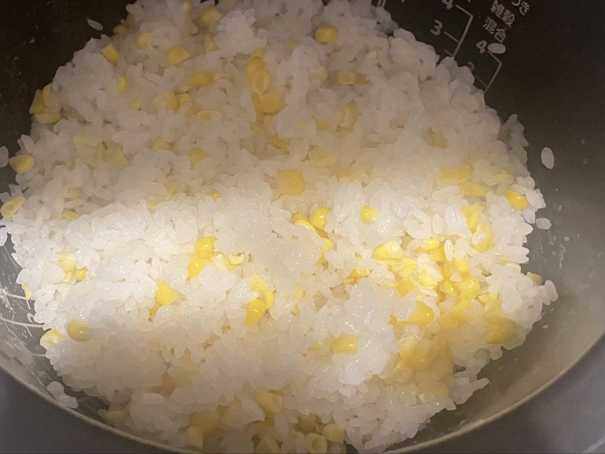 chama_LIN_'s tweet photo. コメンテーターYOUから貰った
とうもろこし🌽2本、すぐ茹でて
1本はかぶりつき！
2本目はとうきびごはん！
甘くてプリプリシャクシャクでうまかったー！

採れたて食べたい、きっと更に甘いんやろなぁ( ˇωˇ  ) https://t.co/xZQ4PX15zG