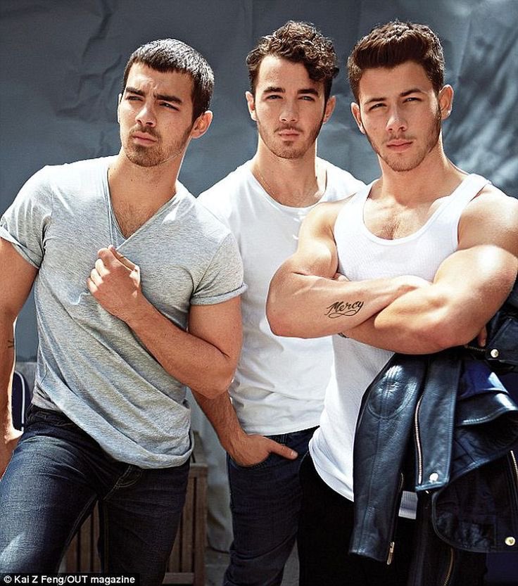 sweatykjapa's tweet photo. jonas brothers and their horse cocks 🤤 #gayfakes https://t.co/jpeZqVlgOa
