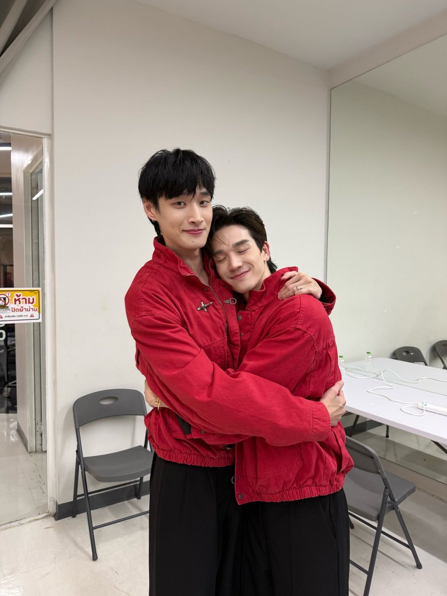 bennetaheart's tweet photo. And another photo of the cute, tiny Tong to add to Boss's shoulder album 🤏🏻

#BossTong 
#bossirr #tongtong https://t.co/5Kp0QVr7vU
