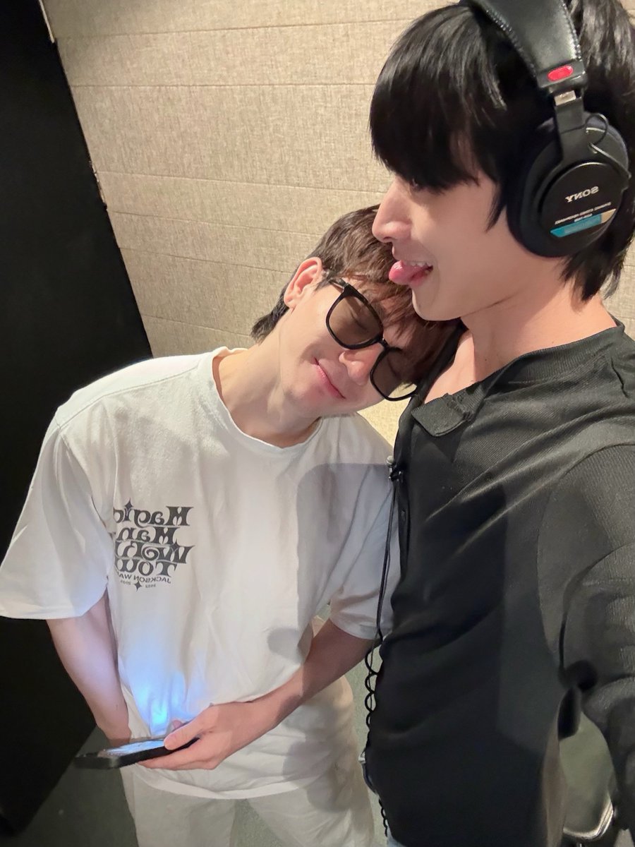 bennetaheart's tweet photo. And another photo of the cute, tiny Tong to add to Boss's shoulder album 🤏🏻

#BossTong 
#bossirr #tongtong https://t.co/5Kp0QVr7vU