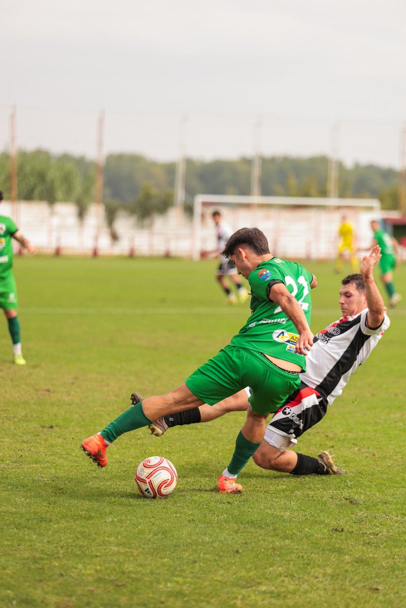 FCLaCalzada's tweet photo. Derrota por la mínima ante el @CD_Varea . Los nuestros compitieron, dieron la cara y dejaron todo sobre el campo.

Seguimos trabajando esta semana con la mirada puesta en el próximo partido. 

¡Aúpa Calzada! ♥️🖤🐓 https://t.co/kyv5IJH86G