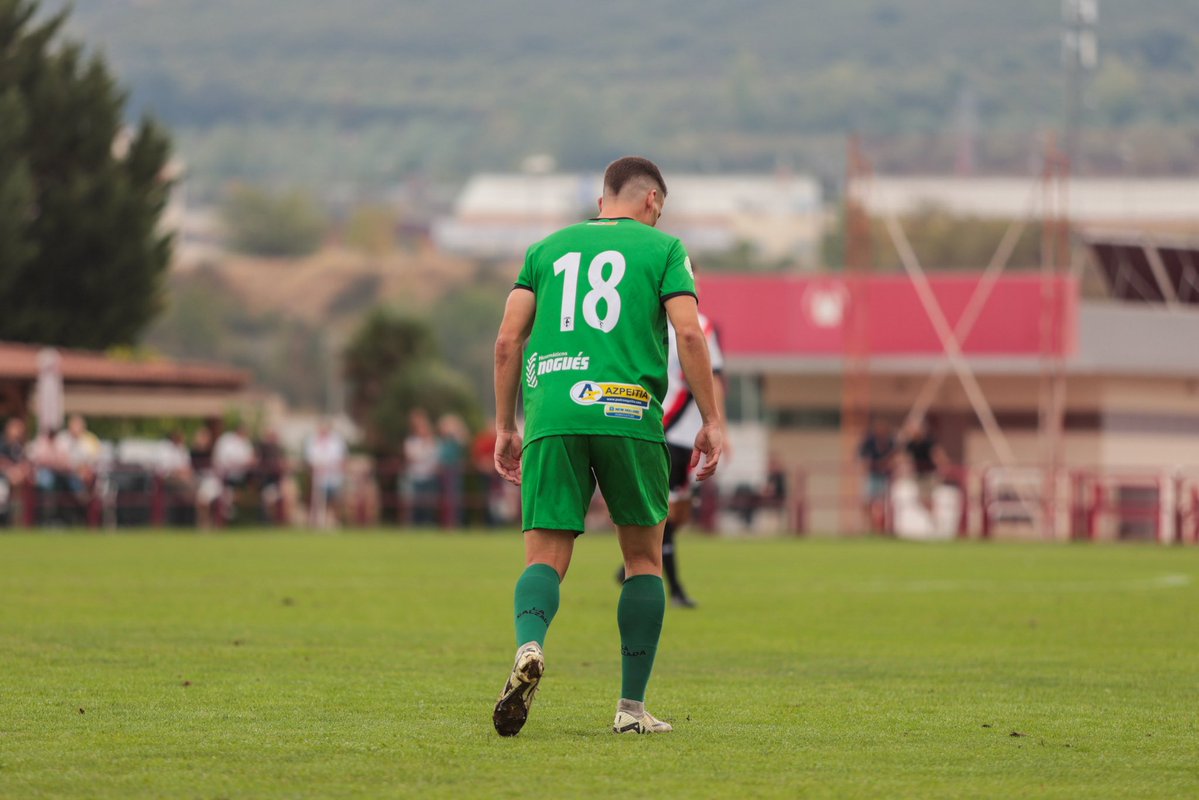 FCLaCalzada's tweet photo. Derrota por la mínima ante el @CD_Varea . Los nuestros compitieron, dieron la cara y dejaron todo sobre el campo.

Seguimos trabajando esta semana con la mirada puesta en el próximo partido. 

¡Aúpa Calzada! ♥️🖤🐓 https://t.co/kyv5IJH86G