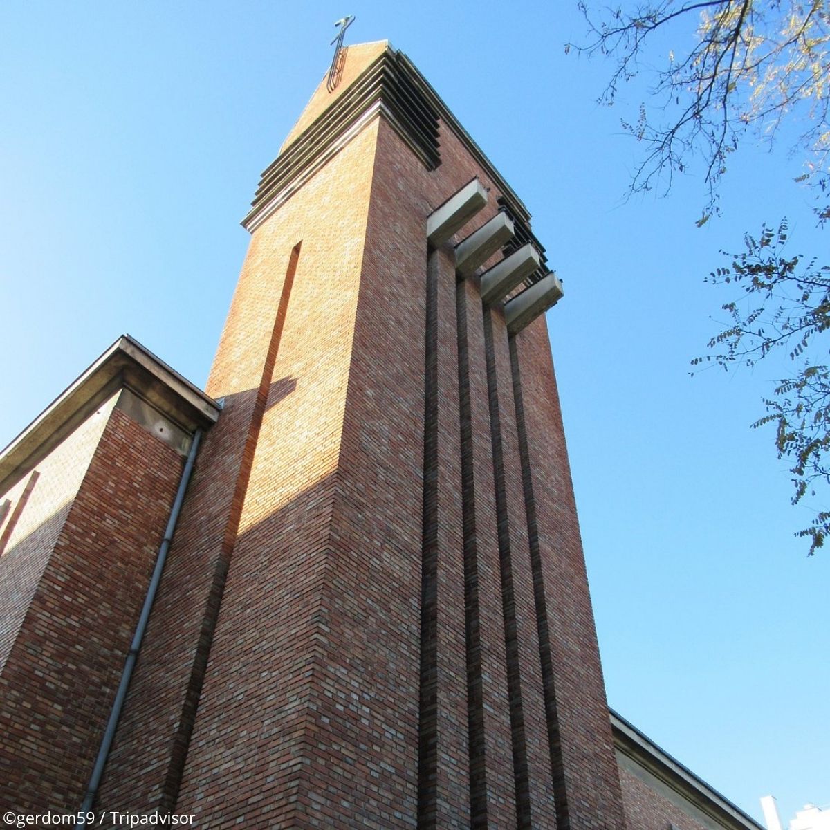 ChantiersCardi's tweet photo. A la découverte des églises des #chantiersducardinal ⛪🎖️
🏗️ Bâtie en 1935 sur les plans de Jean Philippot, l'église Saint-Jean-l'Evangéliste de Drancy est labellisée Architecture Contemporaine Remarquable en 2011 🌟
@InfoEglise93 #patrimoinereligieux #eglisedefrance https://t.co/3mvaA60b8q