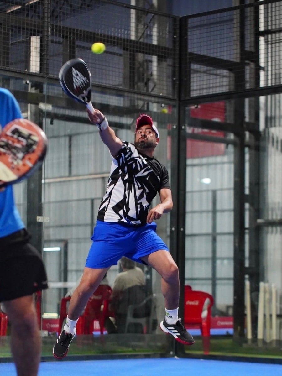 m7uruguay's tweet photo. 𝐃𝐄 𝐄𝐒𝐓𝐑𝐄𝐍𝐎 𝐄𝐍 𝐋𝐀 𝐂𝐀𝐍𝐂𝐇𝐀 🎾

Santiago Bude estrenando nuestra nueva camiseta en el torneo de Punto Pádel, en Tacuarembó ▫️▪️

Nuevos colores, nuevos desafíos y las mismas ganas de seguir creciendo en cada competencia.

M7 / Equipo

#rivera #uruguay #tacuarembo https://t.co/x7G3xIPgXA