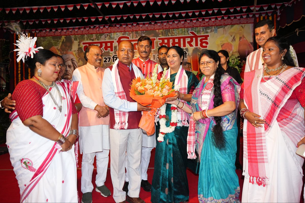 gupta_rekha's tweet photo. मांदर की थाप, लोकगीतों की मिठास और प्रकृति के प्रति अगाध श्रद्धा… यही है झारखंड के करम पर्व की आत्मा।

आज माननीय केंद्रीय रक्षा राज्य मंत्री श्री संजय सेठ जी द्वारा आयोजित भगवान बिरसा मुंडा की पावन धरती झारखंड के प्रकृति पर्व ‘करम मिलन समारोह-2026’ में सम्मिलित हुई। जल, जंगल और जमीन के संरक्षण का यह लोक-संस्कार पीढ़ियों से हमें प्रकृति के प्रति कृतज्ञता और सह-अस्तित्व का संदेश देता आया है।

@SethSanjayMP 

#KaramMilan2026