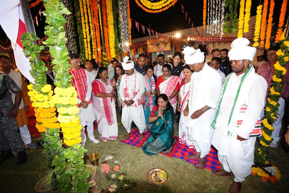 gupta_rekha's tweet photo. मांदर की थाप, लोकगीतों की मिठास और प्रकृति के प्रति अगाध श्रद्धा… यही है झारखंड के करम पर्व की आत्मा।

आज माननीय केंद्रीय रक्षा राज्य मंत्री श्री संजय सेठ जी द्वारा आयोजित भगवान बिरसा मुंडा की पावन धरती झारखंड के प्रकृति पर्व ‘करम मिलन समारोह-2026’ में सम्मिलित हुई। जल, जंगल और जमीन के संरक्षण का यह लोक-संस्कार पीढ़ियों से हमें प्रकृति के प्रति कृतज्ञता और सह-अस्तित्व का संदेश देता आया है।

@SethSanjayMP 

#KaramMilan2026