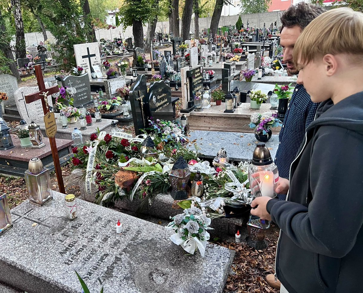 MateuszAPTczew's tweet photo. 87. ROCZNICA UTWORZENIA #PolskiePaństwoPodziemne I #SzareSzeregi 🇵🇱

W dniu dzisiejszym, oddaliśmy hołd Bohaterowi Szarych Szeregów, który spoczywa na cmentarzu „Nowym" w #Tczew: 
🕯️hm. Zygfryd Linda🕯️

Cześć i Chwała Bohaterom Polskiego Podziemia!🇵🇱

-
#PowiatTczewski https://t.co/K3pHZz2GIH