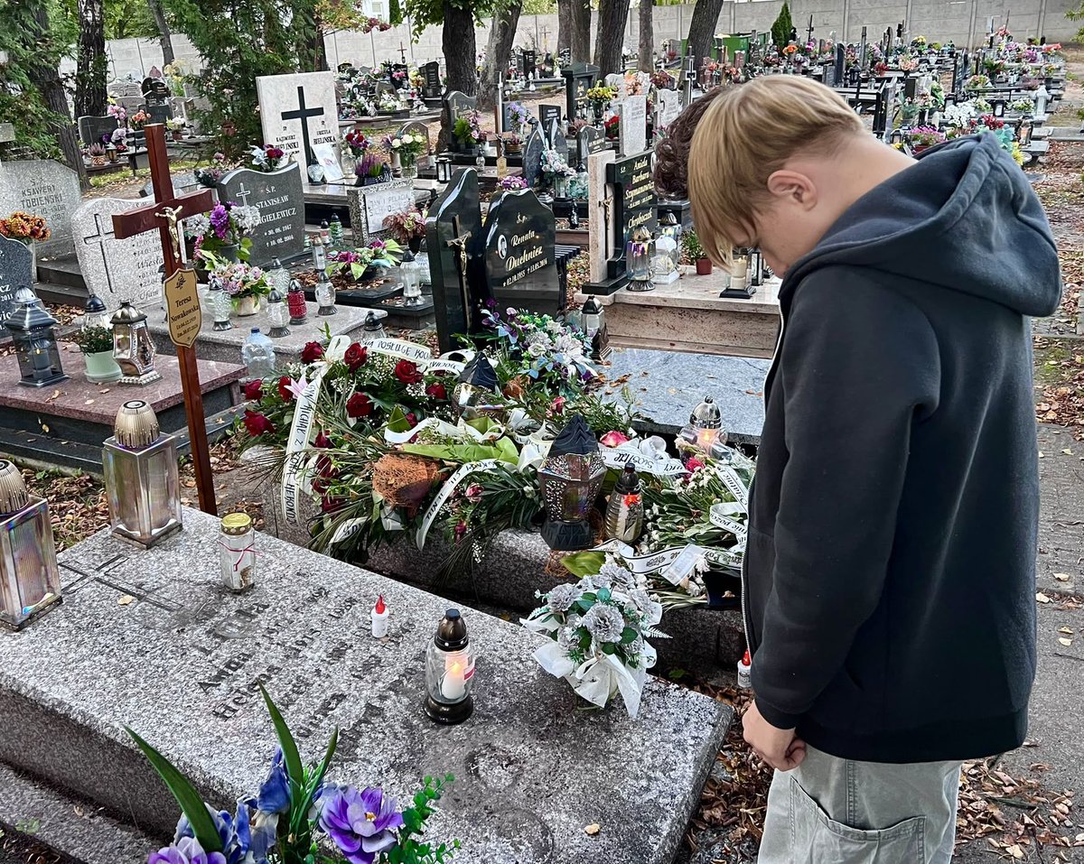 MateuszAPTczew's tweet photo. 87. ROCZNICA UTWORZENIA #PolskiePaństwoPodziemne I #SzareSzeregi 🇵🇱

W dniu dzisiejszym, oddaliśmy hołd Bohaterowi Szarych Szeregów, który spoczywa na cmentarzu „Nowym" w #Tczew: 
🕯️hm. Zygfryd Linda🕯️

Cześć i Chwała Bohaterom Polskiego Podziemia!🇵🇱

-
#PowiatTczewski https://t.co/K3pHZz2GIH