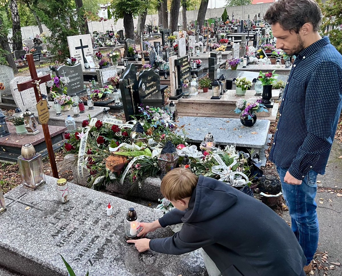 MateuszAPTczew's tweet photo. 87. ROCZNICA UTWORZENIA #PolskiePaństwoPodziemne I #SzareSzeregi 🇵🇱

W dniu dzisiejszym, oddaliśmy hołd Bohaterowi Szarych Szeregów, który spoczywa na cmentarzu „Nowym" w #Tczew: 
🕯️hm. Zygfryd Linda🕯️

Cześć i Chwała Bohaterom Polskiego Podziemia!🇵🇱

-
#PowiatTczewski https://t.co/K3pHZz2GIH
