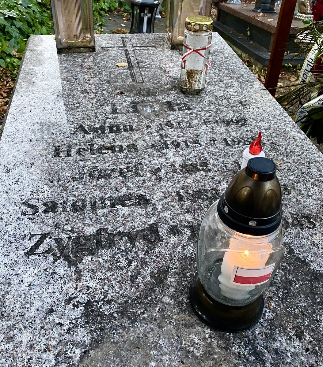 MateuszAPTczew's tweet photo. 87. ROCZNICA UTWORZENIA #PolskiePaństwoPodziemne I #SzareSzeregi 🇵🇱

W dniu dzisiejszym, oddaliśmy hołd Bohaterowi Szarych Szeregów, który spoczywa na cmentarzu „Nowym" w #Tczew: 
🕯️hm. Zygfryd Linda🕯️

Cześć i Chwała Bohaterom Polskiego Podziemia!🇵🇱

-
#PowiatTczewski https://t.co/K3pHZz2GIH