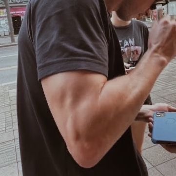 s2wlipa's tweet photo. im so hungry i could eat drew starkey's biceps https://t.co/ylHZKTJbRW