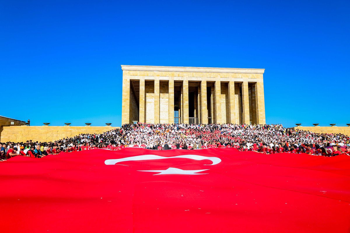 yprkclkrn's tweet photo. Cumhuriyetimizin ve geleceğimizin güvencesi çocuklarımız için LÖSEV’in yanındayız. Saygı, minnet ve büyük bir umutla Anıtkabir’de buluşuyoruz. 🇹🇷 #3EkimdeLÖSEVleAnıtkabirde https://t.co/dTEzaS1gZp