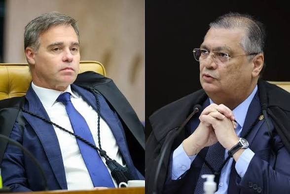 sapiencia_pura's tweet photo. 🚨 DINO DERRUBA DECISÃO DE MENDONÇA!

Flávio Dino cassou a ordem que havia retirado do ar a postagem de Antonio Tabet sobre Nossa Senhora Aparecida e determinou o restabelecimento das publicações atingidas.

E deixou um ponto central: para censurar Tabet, seria preciso presumir que a expressão “família miliciana” se referia a um candidato específico.

Debate político não pode ser interditado por presunção.

LIBERDADE DE EXPRESSÃO NÃO PODE TER LADO.

PRA CIMA DELE DINO🦖