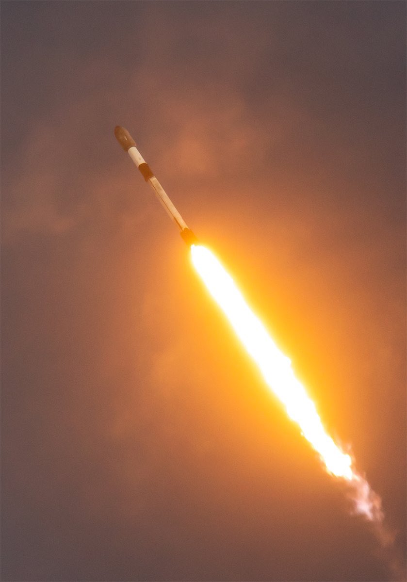 tuu3tx's tweet photo. Falcon 9 launches USSF-385 to orbit from pad 4E in California. https://t.co/o9QM5mfW9x