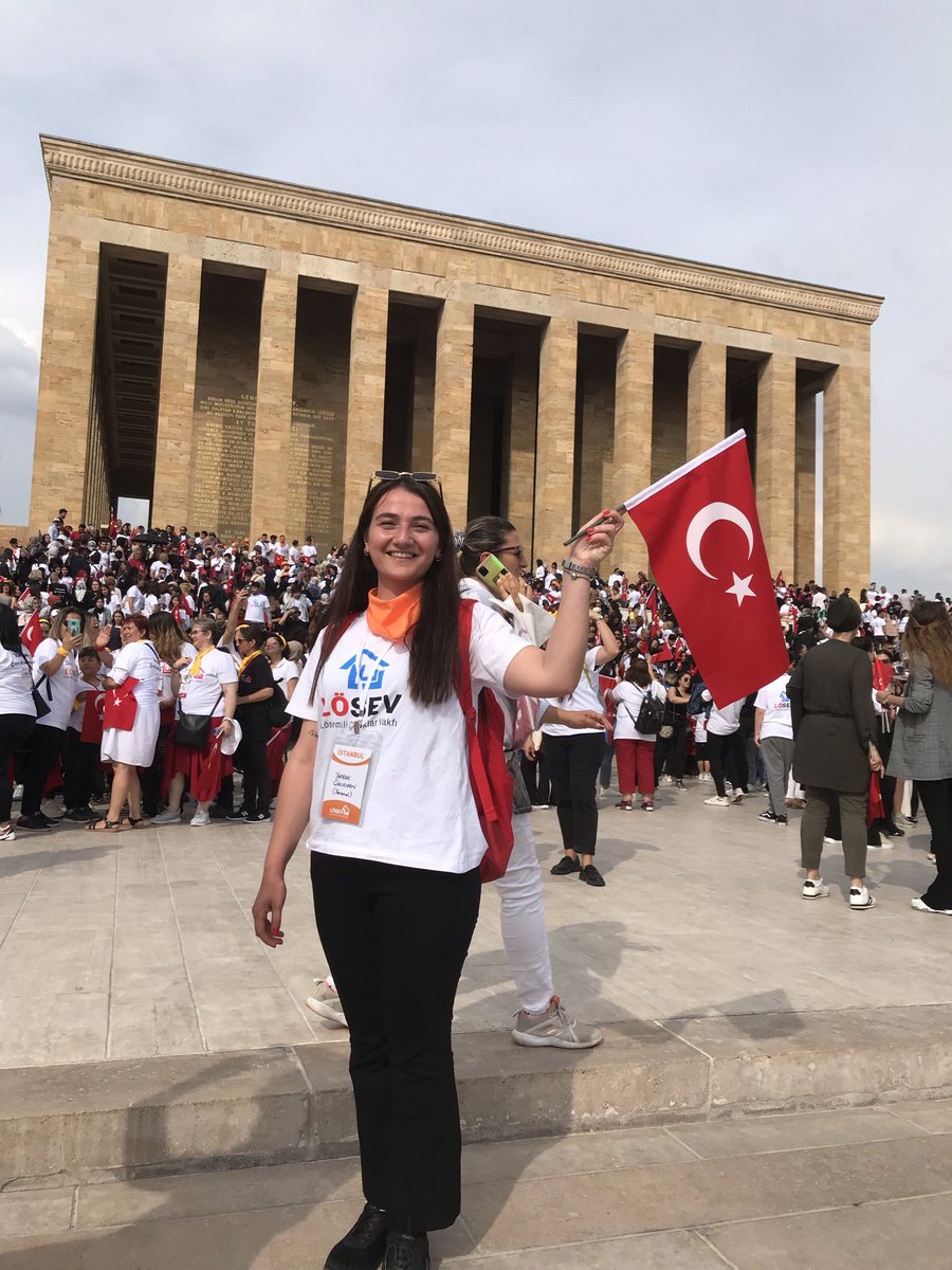 yprkclkrn's tweet photo. LÖSEV ile birlikte Atamızın huzuruna çıkıyor, umudu büyütüyoruz! 🎈#3EkimdeLÖSEVleAnıtkabirde https://t.co/0x7NE4M9yf
