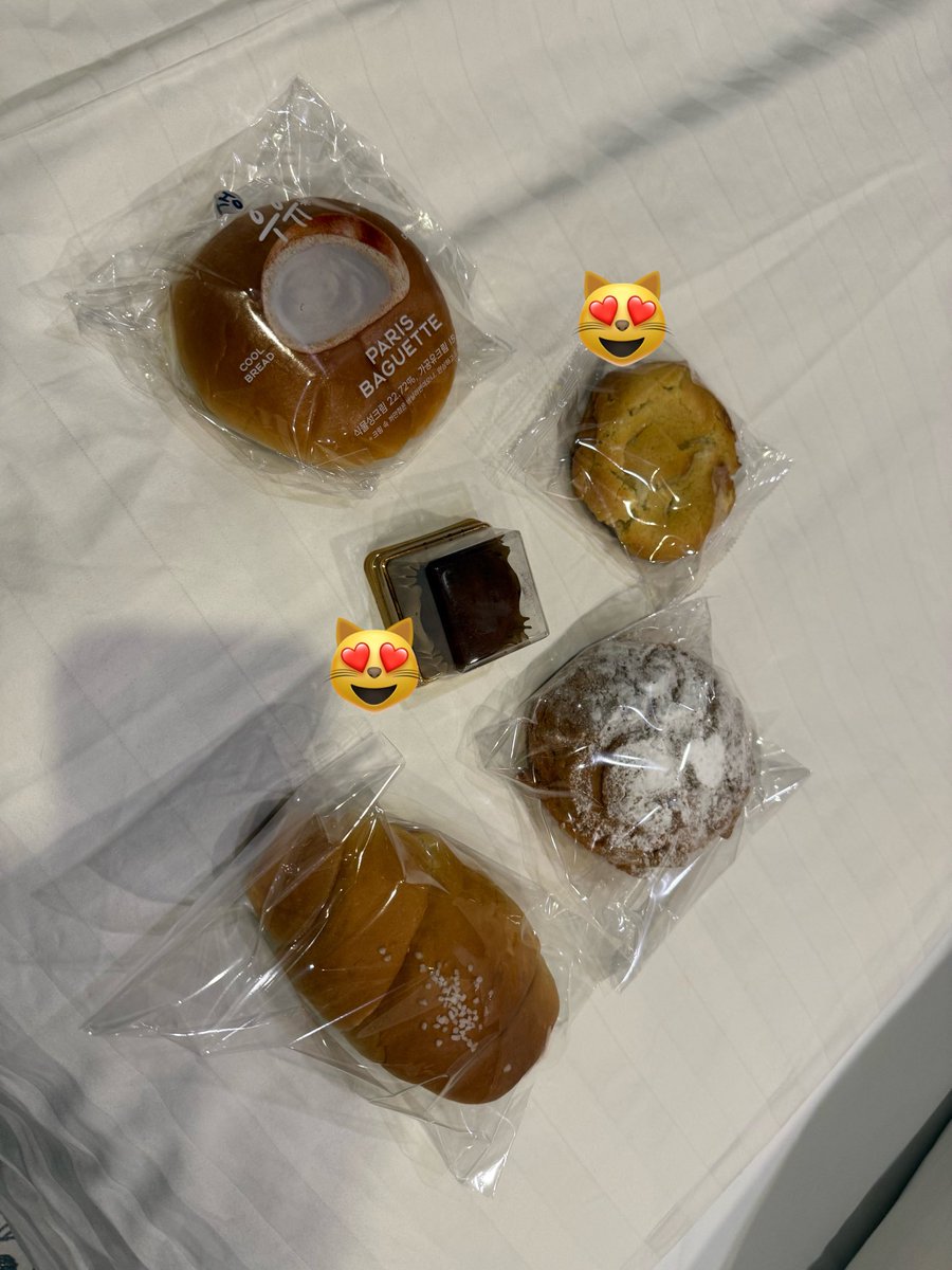 a1rdws's tweet photo. HAMAcoffeeのスイーツは本当に美味しい🙂‍↕️特にマカダミアホワイトチョコクッキーおすすめ。ドバイチョコ餅とバター餅も比較的安いのに手作りだからちゃんと美味しくて江南駅地下行くと絶対寄る https://t.co/tMjfN0xx23