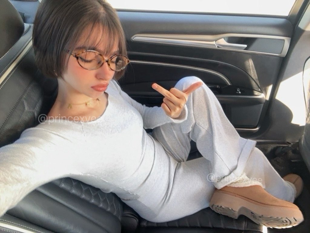 princexvee's tweet photo. lick my uggs clean löser https://t.co/BqeQ2fIPpK